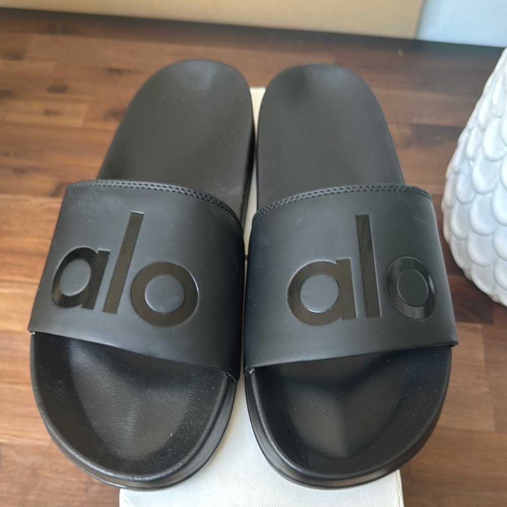 Brand New Women’s Alo Yoga Black Slide Sandals